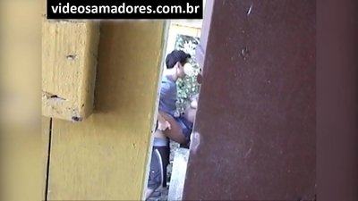 Voyeur video tasvirlarni topmaguncha, yosh er-xotinning sikishini suratga oladi